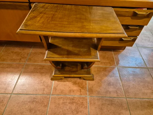Mesa auxiliar de madera