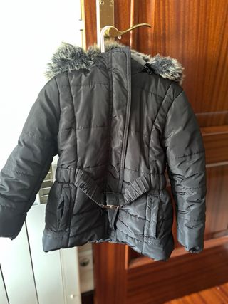 Chaqueta niña negra con capucha 
talla 4 años 