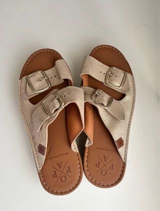 Sandalias Beige con Hebillas Ajustables