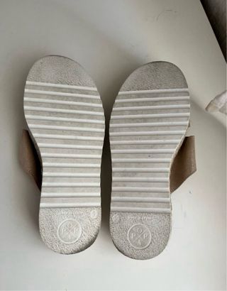 Sandalias Beige con Hebillas Ajustables