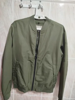 Cazadora bomber Pull and Bear verde militar
