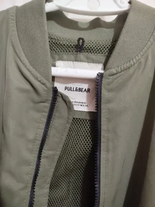 Cazadora bomber Pull and Bear verde militar