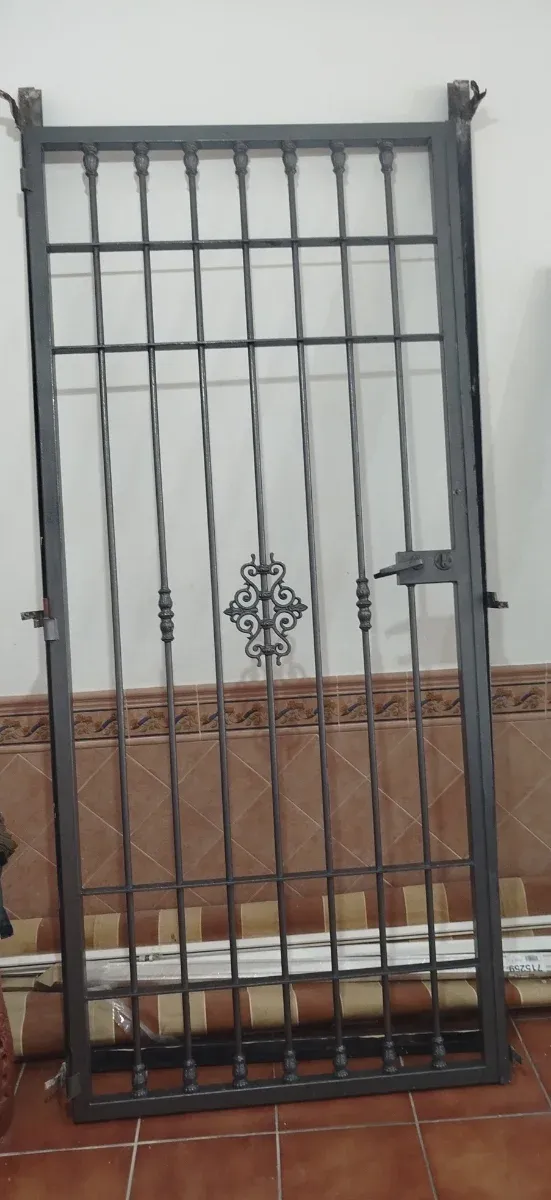 Reja de hierro forjado para puerta