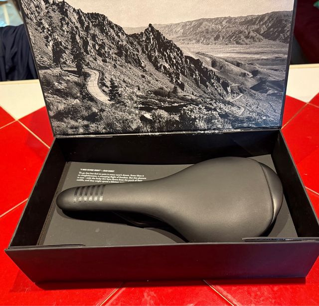 Sillín Rapha Pro Team Carbon 145mm Negro