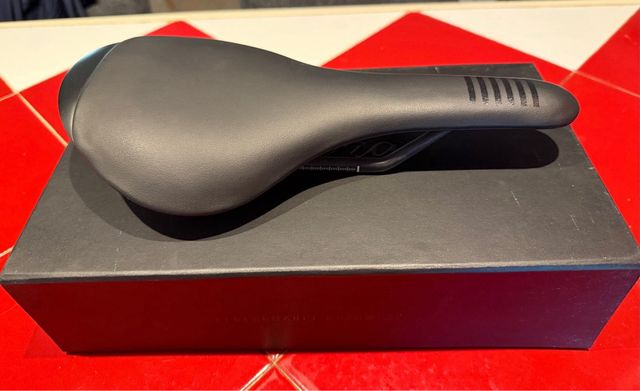 Sillín Rapha Pro Team Carbon 145mm Negro