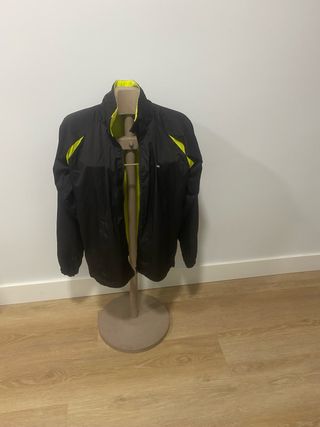 Cortavientos impermeable negro y amarillo transpi