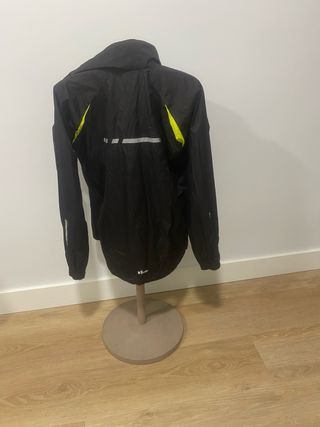 Cortavientos impermeable negro y amarillo transpi