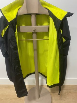 Cortavientos impermeable negro y amarillo transpi