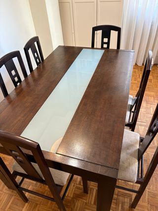 Mesa  de comedor y sillas a juego 