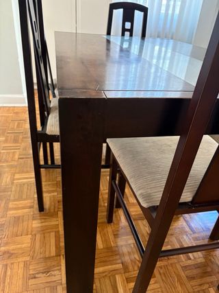 Mesa  de comedor y sillas a juego 