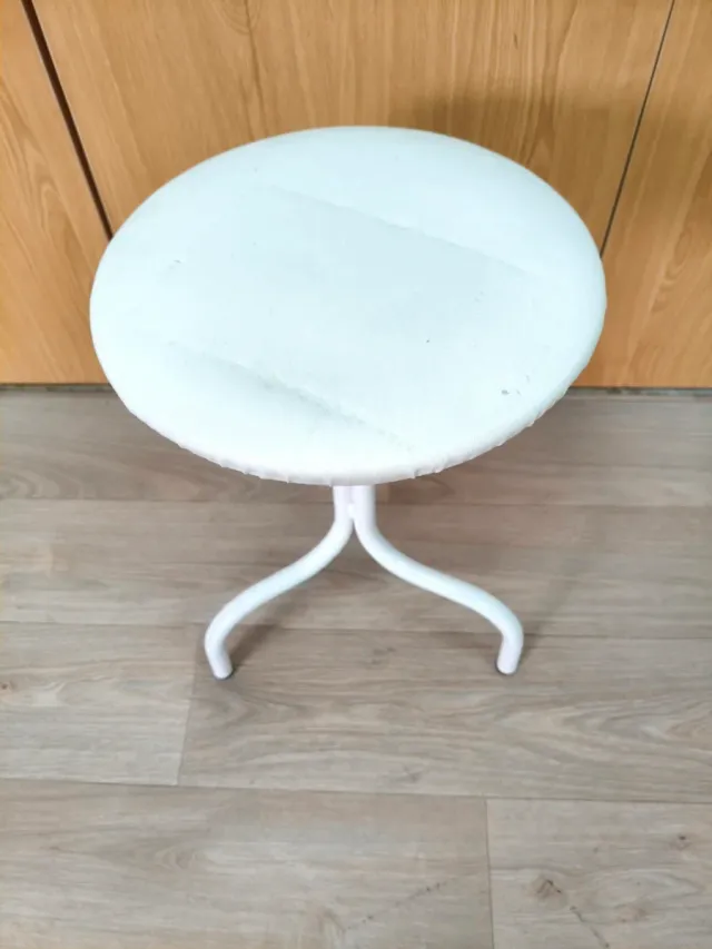 Taburete blanco de metal y tela