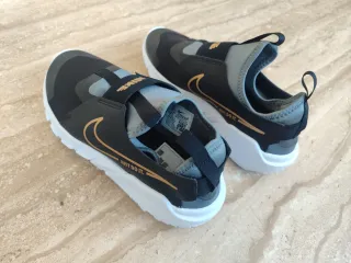 Zapatillas Nike 38.5 Negro/Dorado