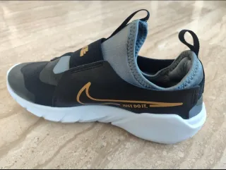 Zapatillas Nike 38.5 Negro/Dorado