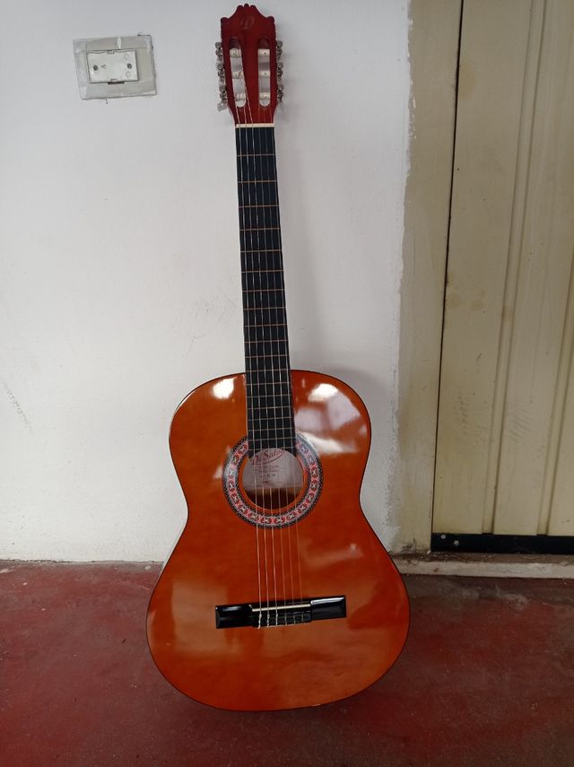 Chitarra classica in legno usata pochissimo