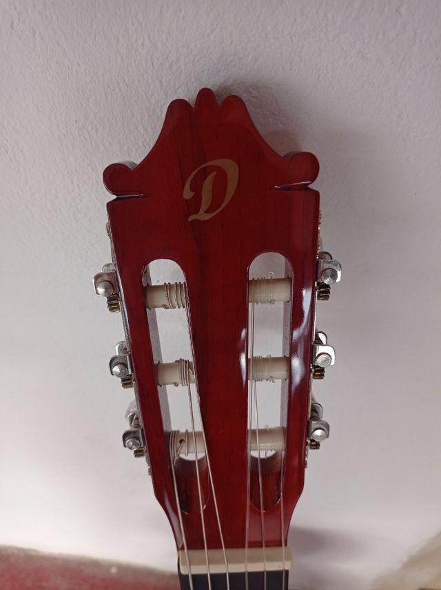 Chitarra classica in legno usata pochissimo