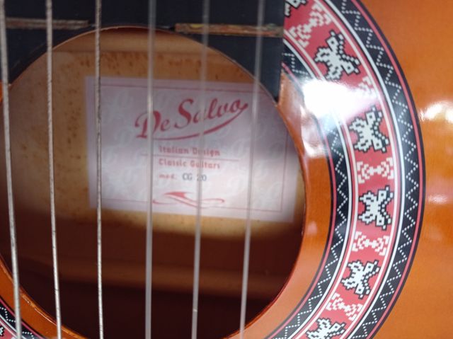 Chitarra classica in legno usata pochissimo