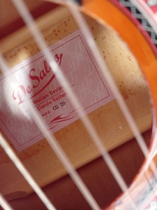 Chitarra classica in legno usata pochissimo