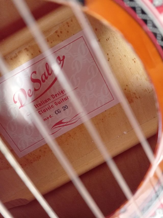 Chitarra classica in legno usata pochissimo