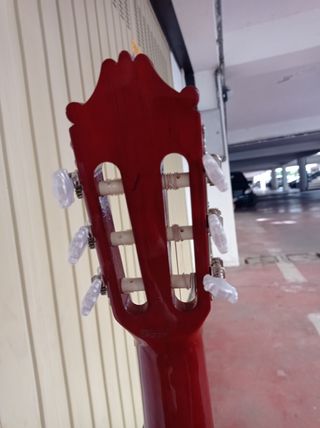 Chitarra classica in legno usata pochissimo