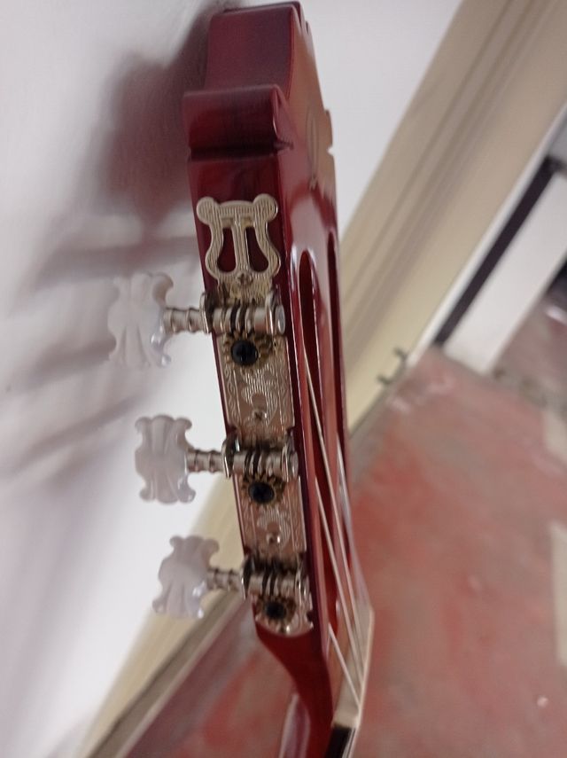 Chitarra classica in legno usata pochissimo