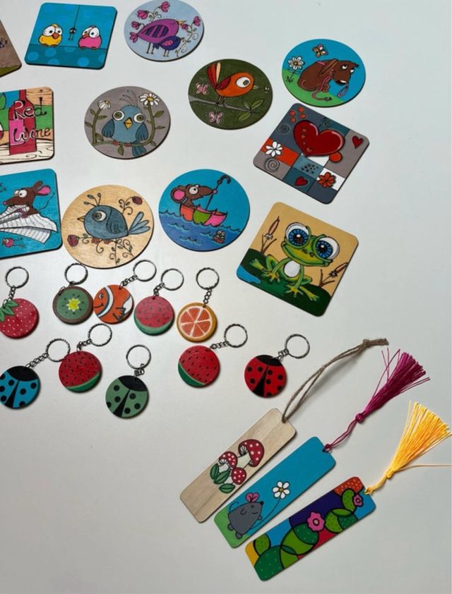 Oggetti vari in legno dipinti a mano