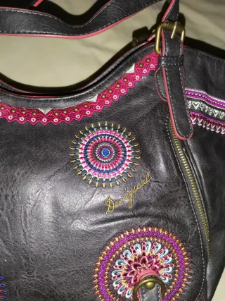 Bolso Desigual marrón y detalles colores. 