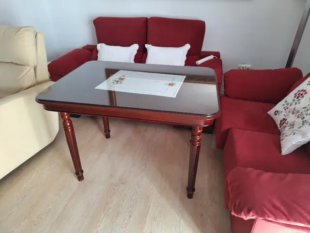 Mesa de comedor de madera y cristal