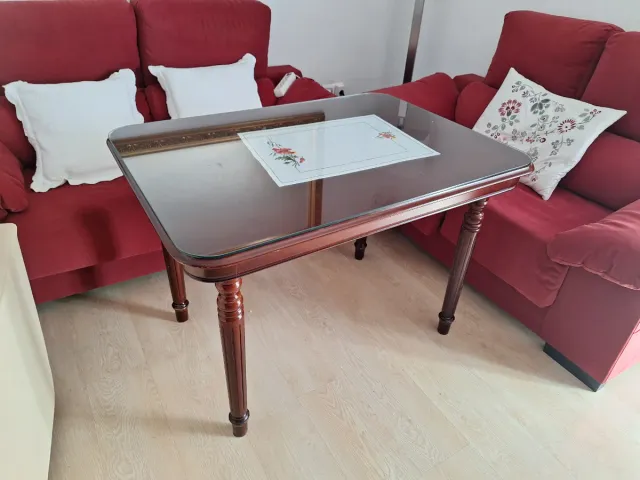 Mesa de comedor de madera y cristal