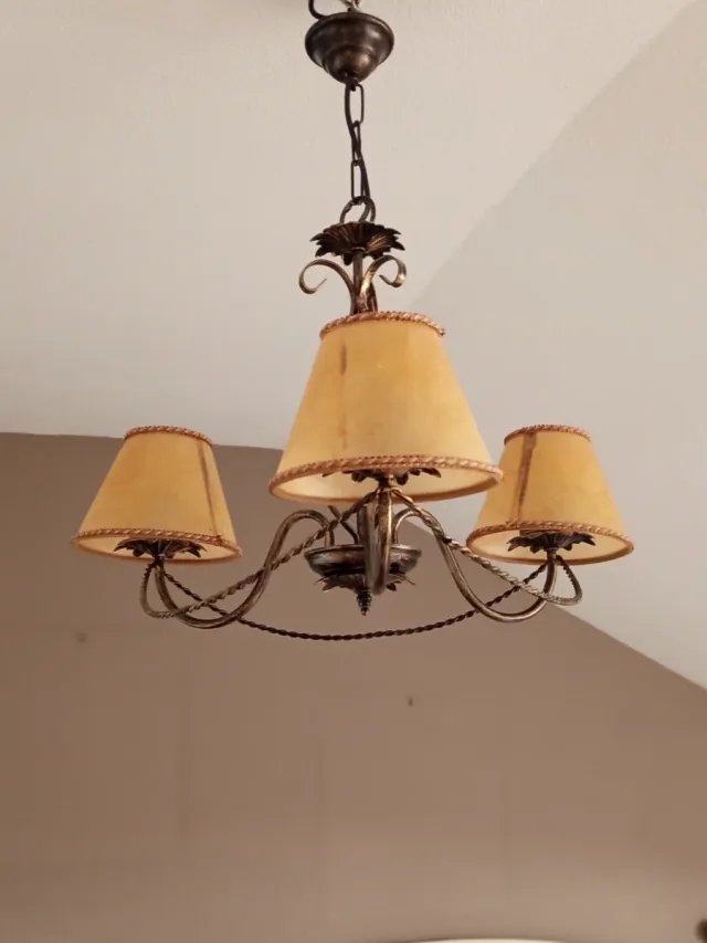 Lámpara de techo beige y dorada