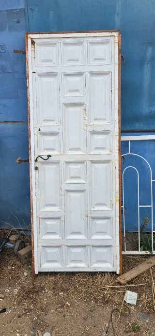 Puerta de hierro exterior blanca