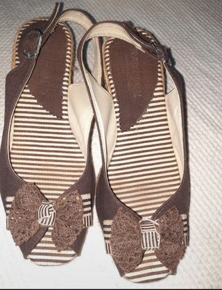 Alpargatas cuña marrones con lazo