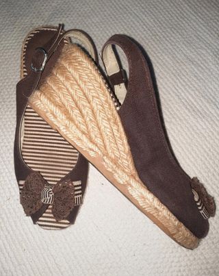 Alpargatas cuña marrones con lazo