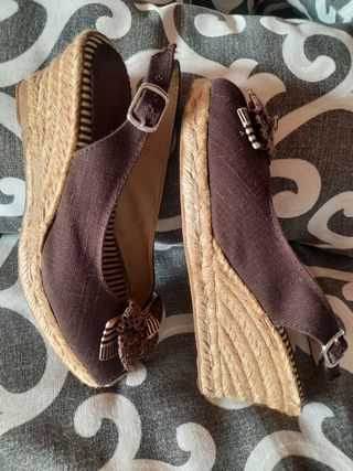 Alpargatas cuña marrones con lazo