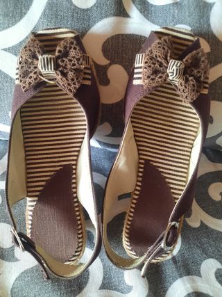 Alpargatas cuña marrones con lazo