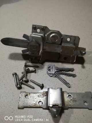 Cerradura metálica con llaves y tornillos