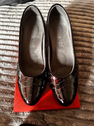 Zapatos Pitillos Negros Talla 40.
color burdeos