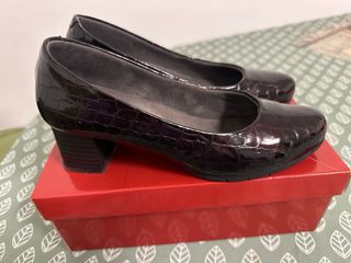 Zapatos Pitillos Negros Talla 40.
color burdeos