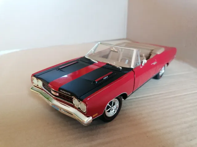 Ertl 1/18 Plymouth Road Runner GTX 1969