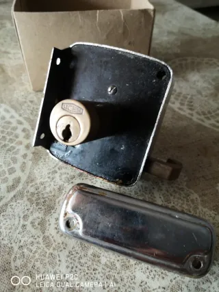 Cerradura de seguridad plateada