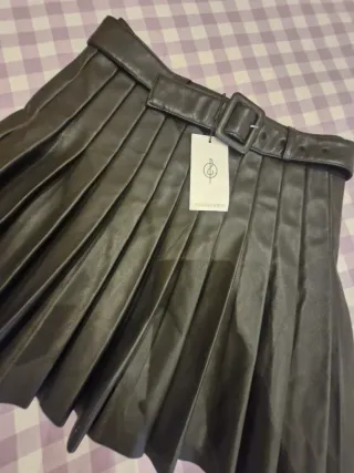 Falda mini cuero Stradivarius negra