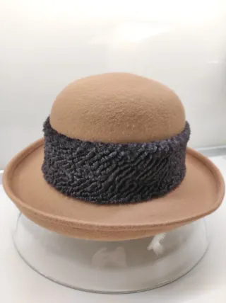 Cappello lana beige con fascia pelliccia sintetica