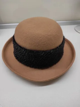 Cappello lana beige con fascia pelliccia sintetica