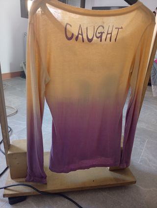 Camiseta larga amarilla y morada “CAUGHT” – Talla 
