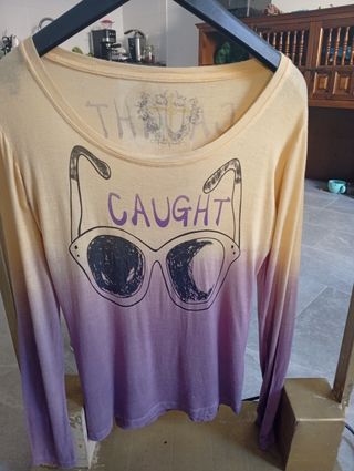 Camiseta larga amarilla y morada “CAUGHT” – Talla 