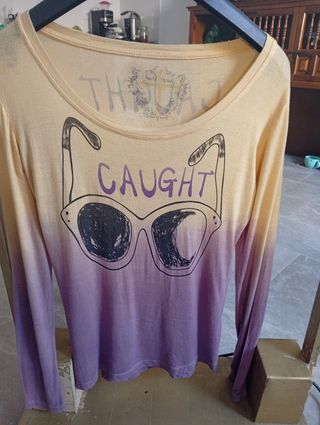 Camiseta larga amarilla y morada “CAUGHT” – Talla 