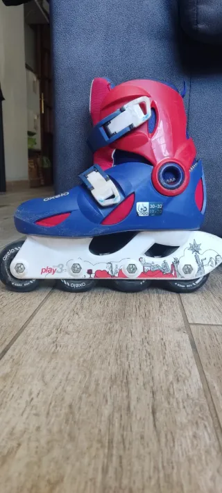 Patines en línea rojos y azules