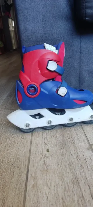Patines en línea rojos y azules