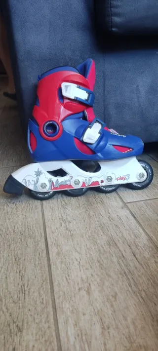 Patines en línea rojos y azules