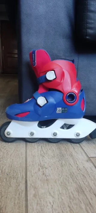 Patines en línea rojos y azules