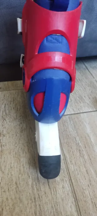 Patines en línea rojos y azules